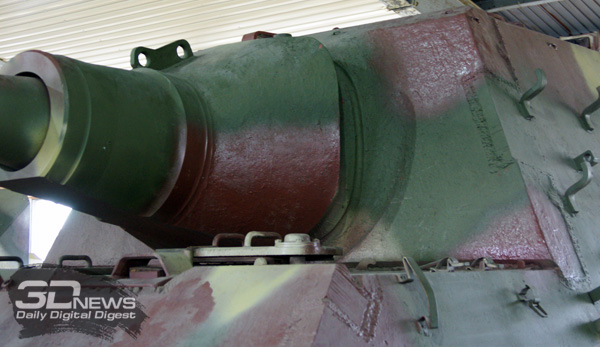  Jagdtiger. Маска 128-мм нарезного орудия и 250-мм лобовой броневой лист рубки 