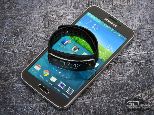  Samsung Galaxy Gear Fit and Samsung Galaxy S5 