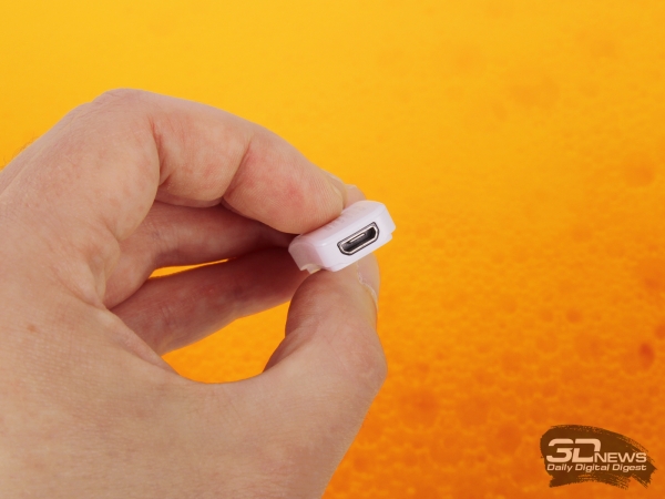  Sony SmartBand SWR10: micro-USB 