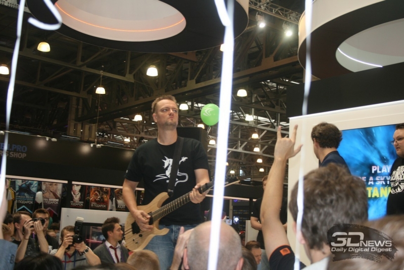  Александ Пушной на стенде «Буки» презентовал новую часть Guitar Hero 