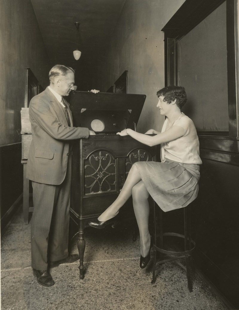  Владимир Зворыкин демонстрирует свой самый первый кинескоп в 1929 году 