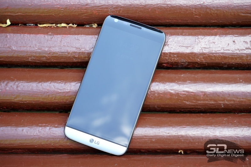  LG G5 se, лицевая панель: над дисплеем расположен разговорный динамик, индикатор состояния, фронтальная камера и датчик освещенности 