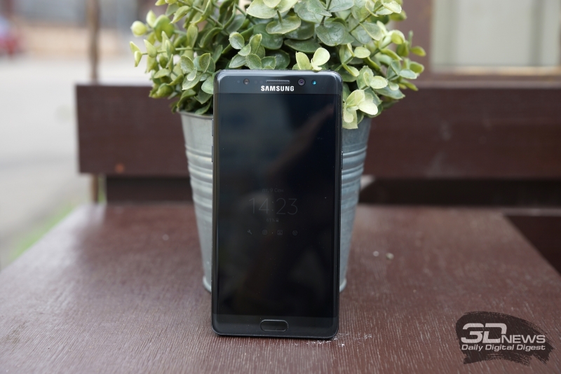  Samsung Galaxy Note 7, лицевая панель. Над экраном: разговорный динамик, фронтальная камера, датчики освещения и приближения, инфракрасная камера распознавания радужки, а также индикатор состояния. Под экраном: кнопка «Домой» со сканером отпечатка и сенсорные клавиши «Назад» и вызова списка открытых приложений 