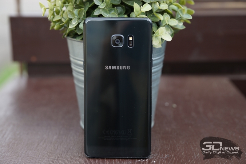  Samsung Galaxy Note 7, тыльная панель: объектив камеры, светодиодная вспышка и датчик сердечного ритма 