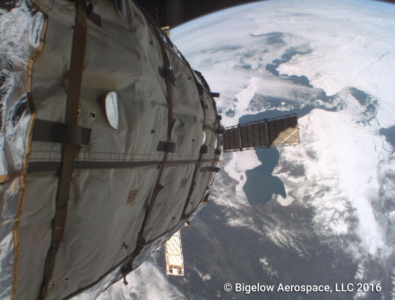  Вид Земли с внешней камеры экспериментального надувного модуля Genesis I. Фото с сайта 