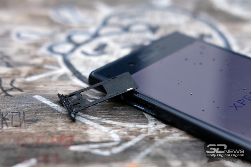  Sony Xperia XZ, слот для SIM-карт и карты памяти 