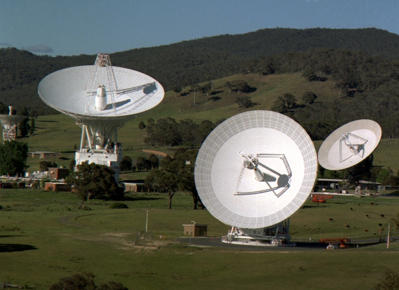  Комплекс дальней космической связи DSN (Deep Space Network) NASA в Канберре, Австралия, включает несколько антенн разного диаметра 