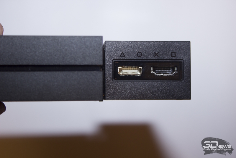  Разъемы обозначены символами кнопок контроллера DualShock 4. На подключаемых в эти разъемы кабелях такая же маркировка. Мелочь, а выглядит интересно 