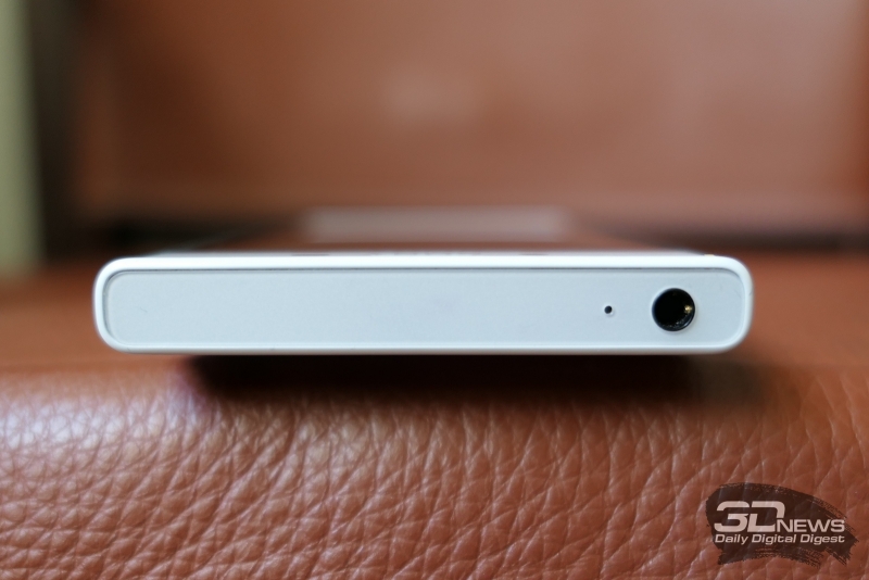  Sony Xperia X Compact, верхняя грань: миниджек для наушников/гарнитуры и микрофон 